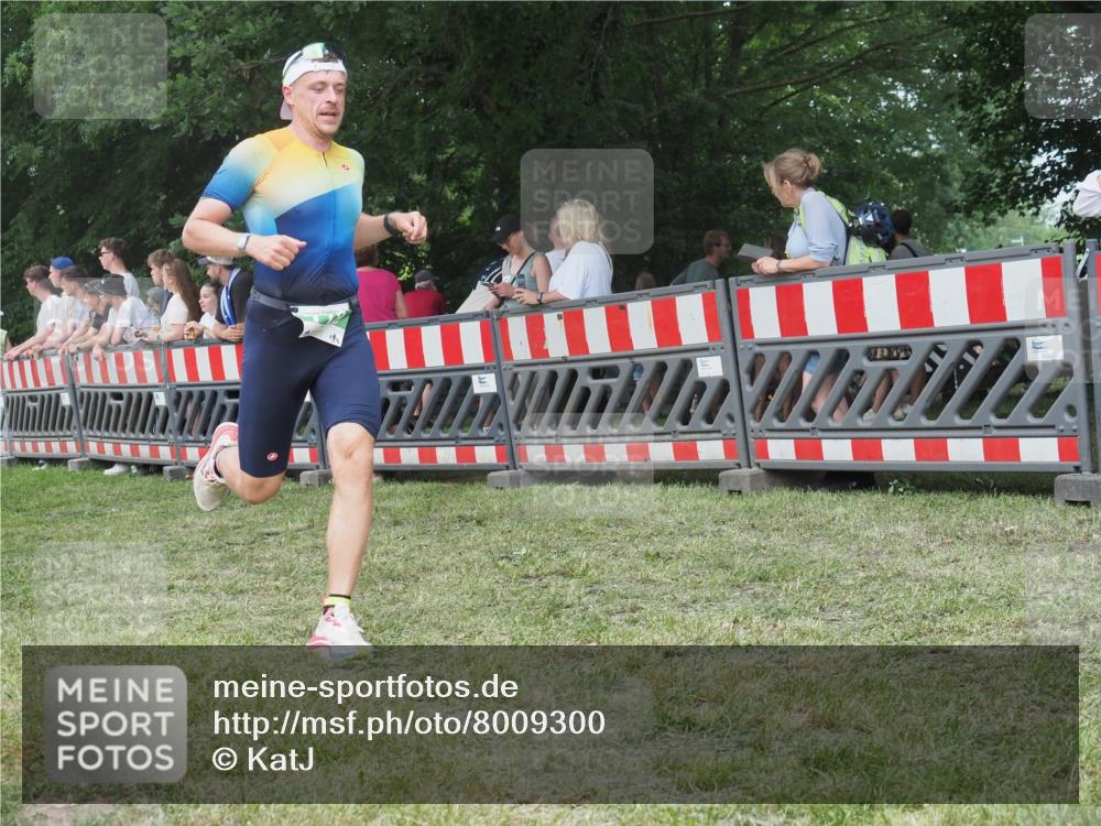 21.06.2025 - 27. Vierlanden-Triathlon KatJ http://msf.ph/oto/8009300 15.06.2025 13:02:48 Ziel 145, 718 meine-sportfotos.de