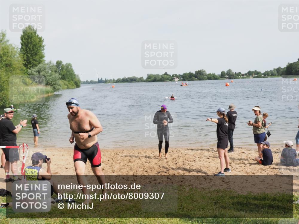 21.06.2025 - 27. Vierlanden-Triathlon MichiJ http://msf.ph/oto/8009307 15.06.2026 10:10:22 Schwimmen 417, 444 meine-sportfotos.de