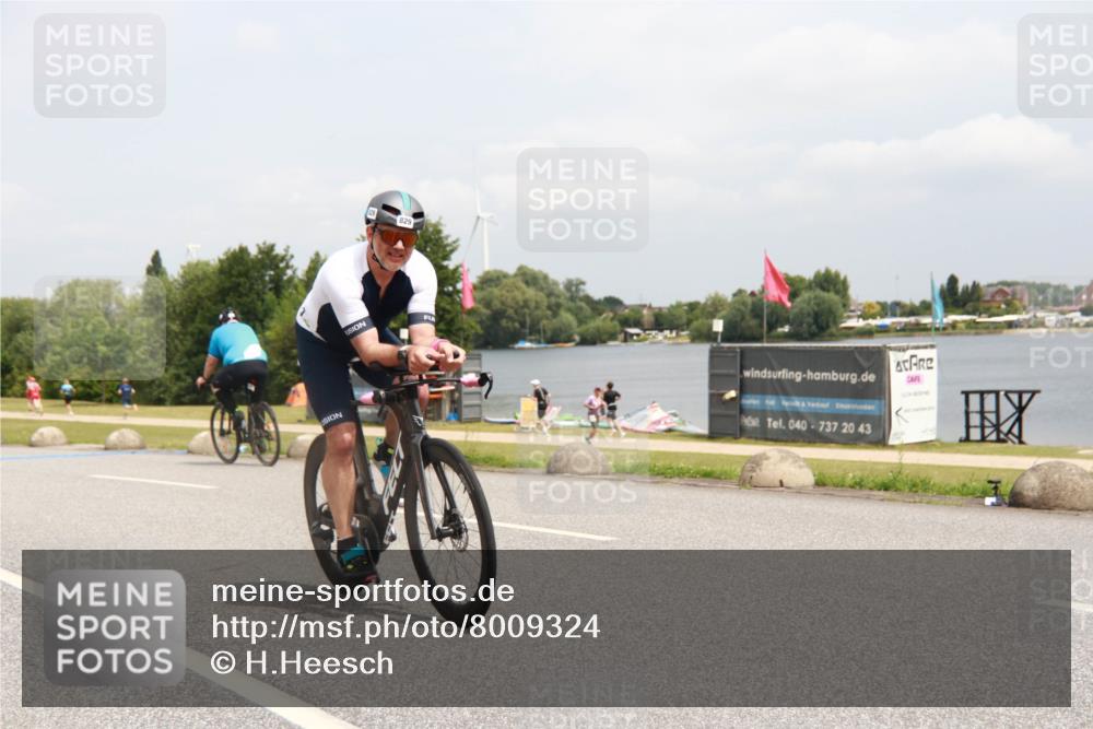 21.06.2025 - 27. Vierlanden-Triathlon H.Heesch http://msf.ph/oto/8009324 15.06.2025 12:23:34 Radfahren 812, 829 meine-sportfotos.de