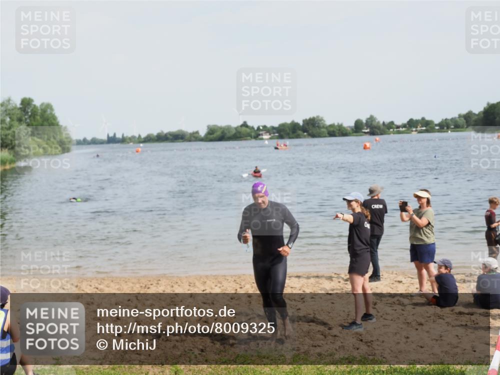 21.06.2025 - 27. Vierlanden-Triathlon MichiJ http://msf.ph/oto/8009325 15.06.2026 10:10:25 Schwimmen 417, 444 meine-sportfotos.de