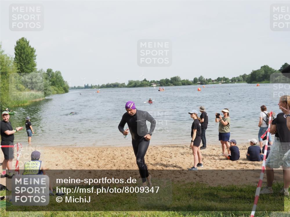 21.06.2025 - 27. Vierlanden-Triathlon MichiJ http://msf.ph/oto/8009347 15.06.2026 10:10:26 Schwimmen 417, 444 meine-sportfotos.de