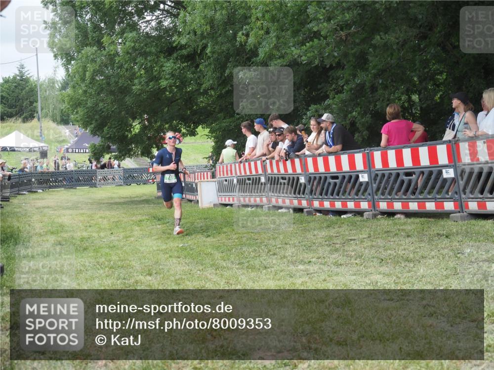 21.06.2025 - 27. Vierlanden-Triathlon KatJ http://msf.ph/oto/8009353 15.06.2025 13:03:02 Ziel 749 meine-sportfotos.de