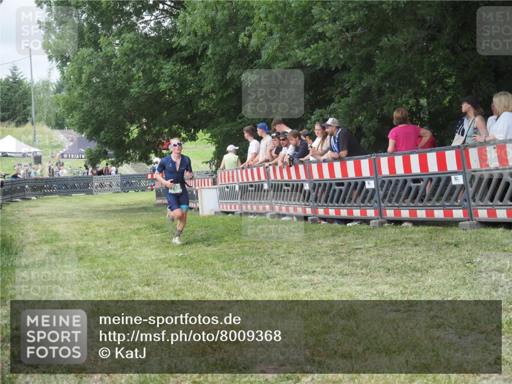 21.06.2025 - 27. Vierlanden-Triathlon KatJ http://msf.ph/oto/8009368 15.06.2025 13:03:02 Ziel 749 meine-sportfotos.de