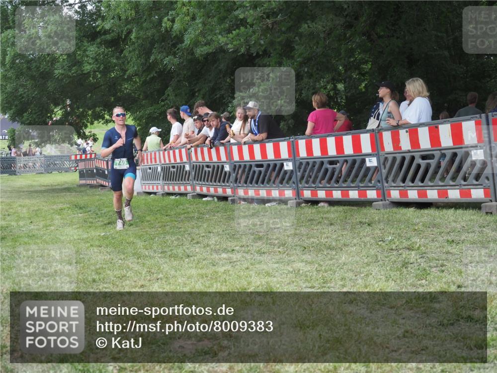 21.06.2025 - 27. Vierlanden-Triathlon KatJ http://msf.ph/oto/8009383 15.06.2025 13:03:02 Ziel 749 meine-sportfotos.de