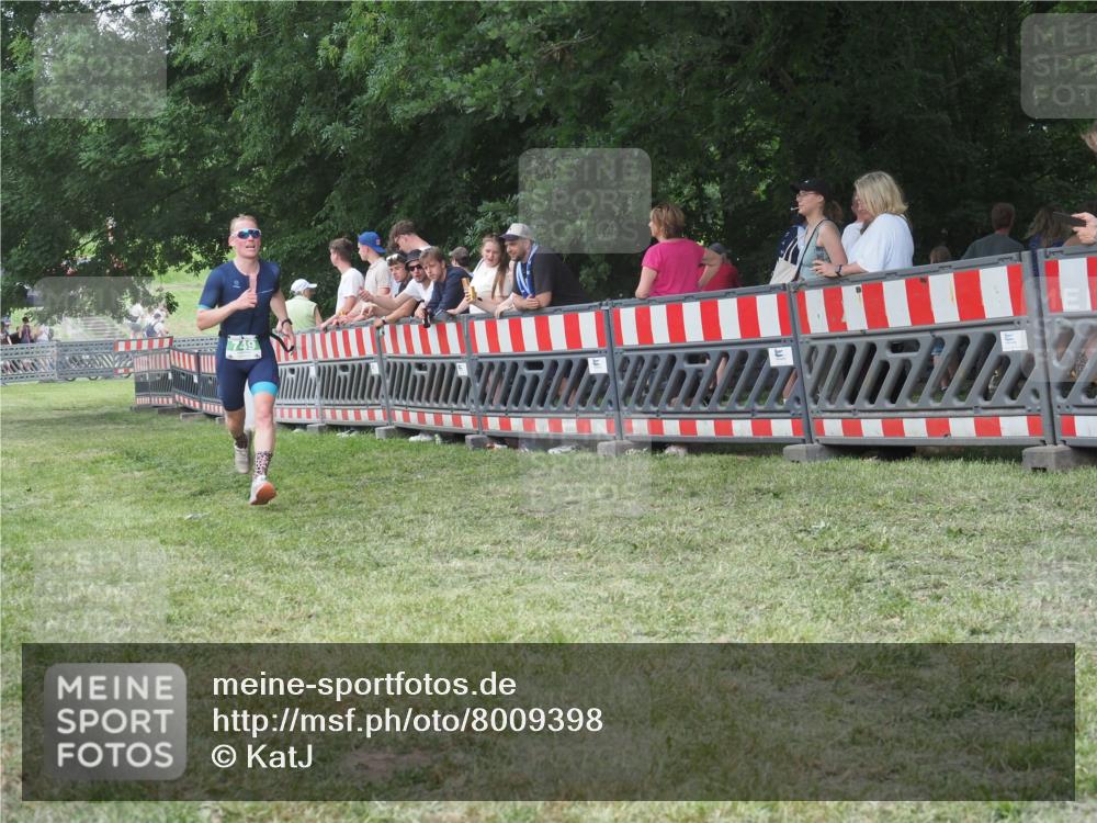 21.06.2025 - 27. Vierlanden-Triathlon KatJ http://msf.ph/oto/8009398 15.06.2025 13:03:02 Ziel 749 meine-sportfotos.de