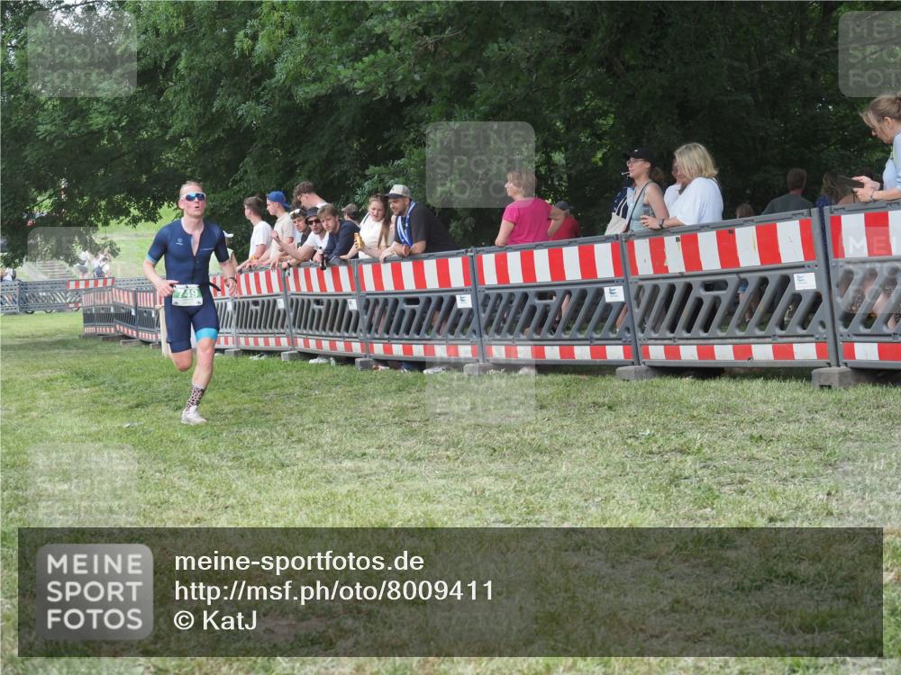 21.06.2025 - 27. Vierlanden-Triathlon KatJ http://msf.ph/oto/8009411 15.06.2025 13:03:03 Ziel 749 meine-sportfotos.de