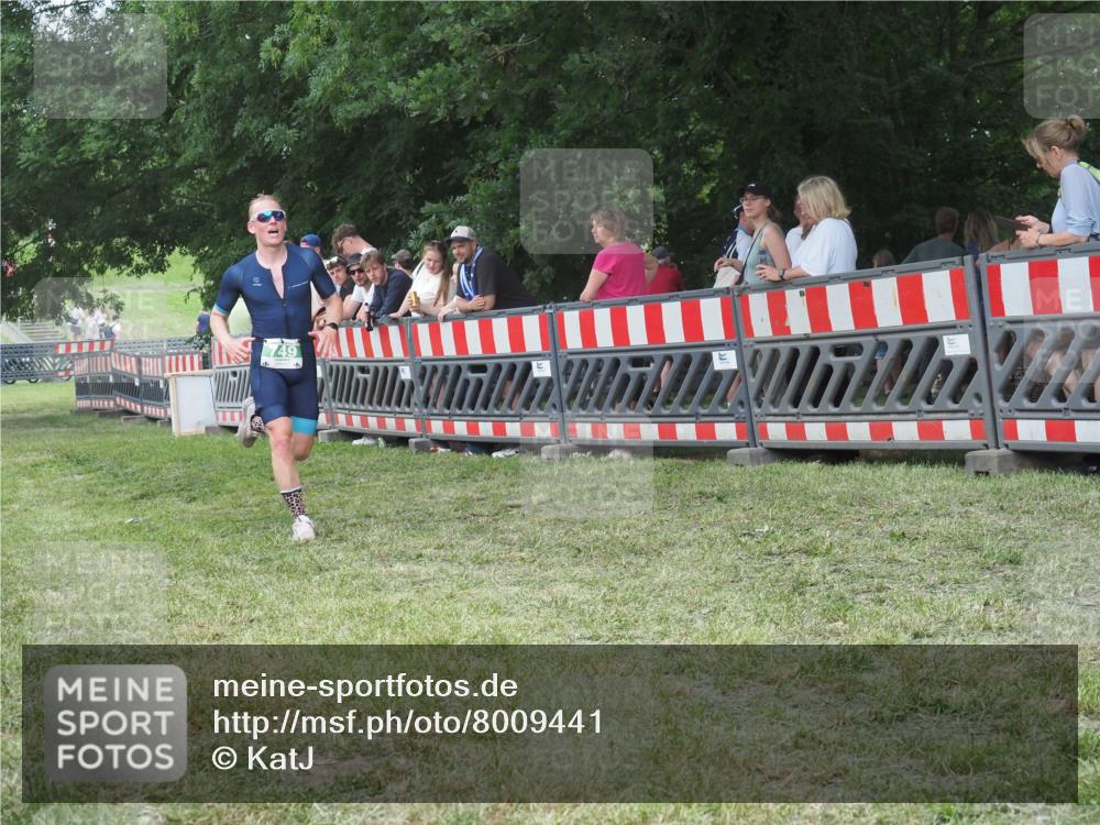 21.06.2025 - 27. Vierlanden-Triathlon KatJ http://msf.ph/oto/8009441 15.06.2025 13:03:03 Ziel 749 meine-sportfotos.de