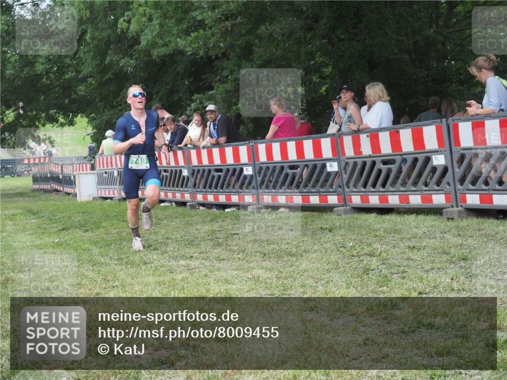 21.06.2025 - 27. Vierlanden-Triathlon KatJ http://msf.ph/oto/8009455 15.06.2025 13:03:03 Ziel 749 meine-sportfotos.de