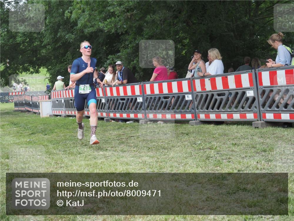 21.06.2025 - 27. Vierlanden-Triathlon KatJ http://msf.ph/oto/8009471 15.06.2025 13:03:03 Ziel 749 meine-sportfotos.de