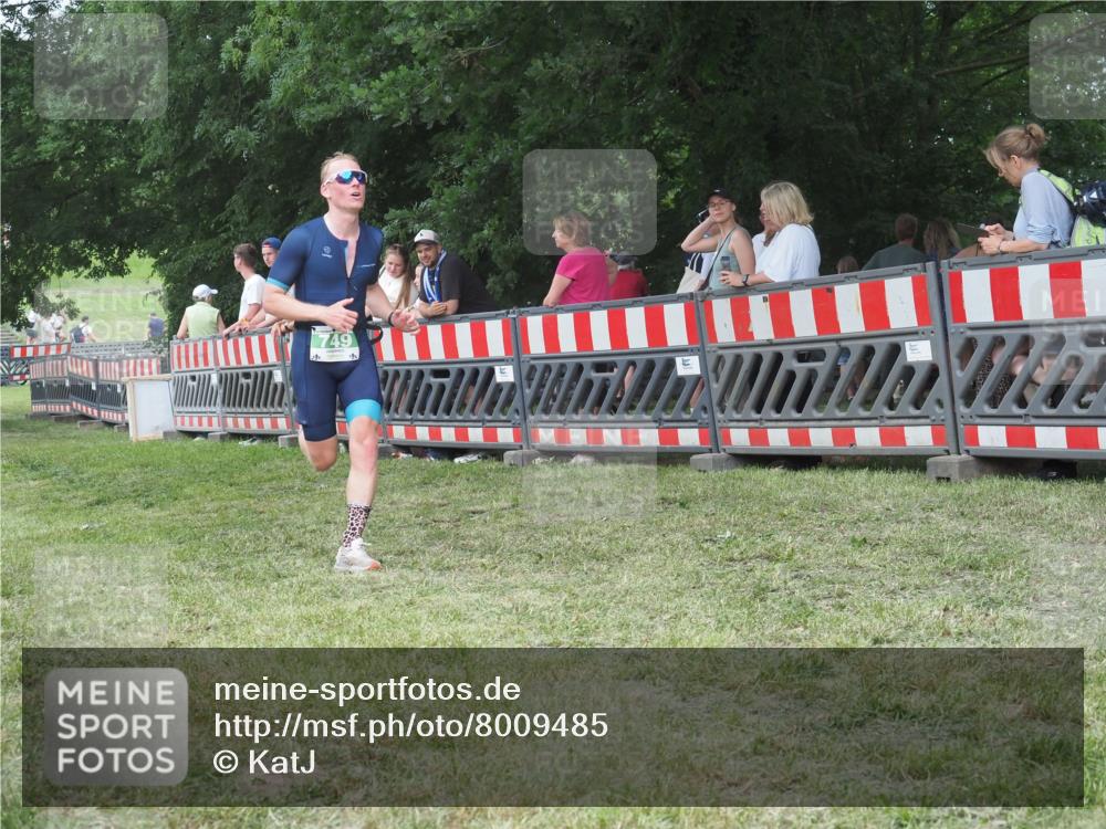 21.06.2025 - 27. Vierlanden-Triathlon KatJ http://msf.ph/oto/8009485 15.06.2025 13:03:03 Ziel 749 meine-sportfotos.de
