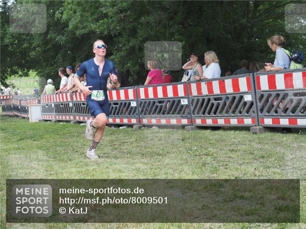 21.06.2025 - 27. Vierlanden-Triathlon KatJ http://msf.ph/oto/8009501 15.06.2025 13:03:03 Ziel 749 meine-sportfotos.de