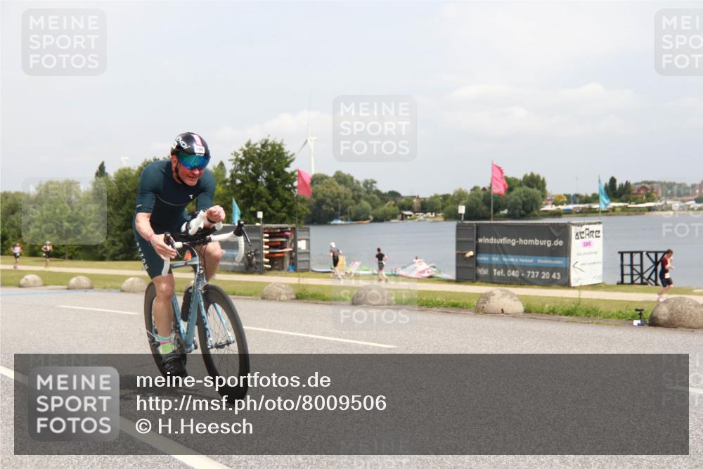 21.06.2025 - 27. Vierlanden-Triathlon H.Heesch http://msf.ph/oto/8009506 15.06.2025 12:26:24 Radfahren 799 meine-sportfotos.de