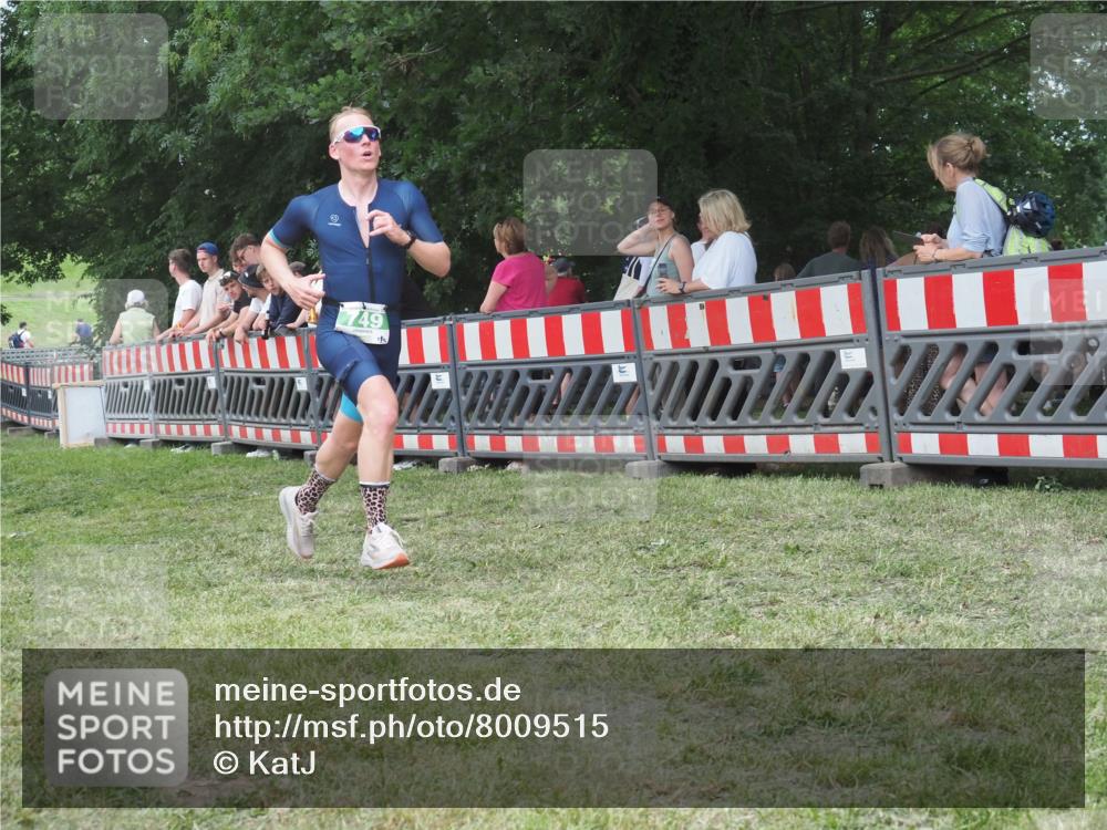 21.06.2025 - 27. Vierlanden-Triathlon KatJ http://msf.ph/oto/8009515 15.06.2025 13:03:04 Ziel 749 meine-sportfotos.de