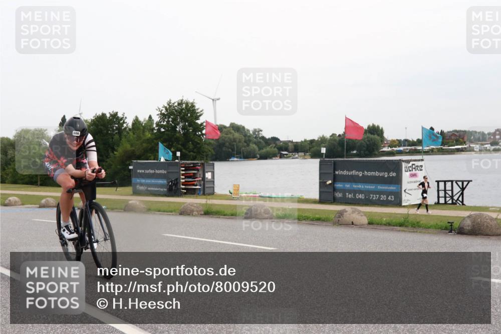 15.06.2025 - 27. Vierlanden-Triathlon H.Heesch http://msf.ph/oto/8009520 15.06.2025 10:55:02 Radfahren 8, 546, 608 meine-sportfotos.de