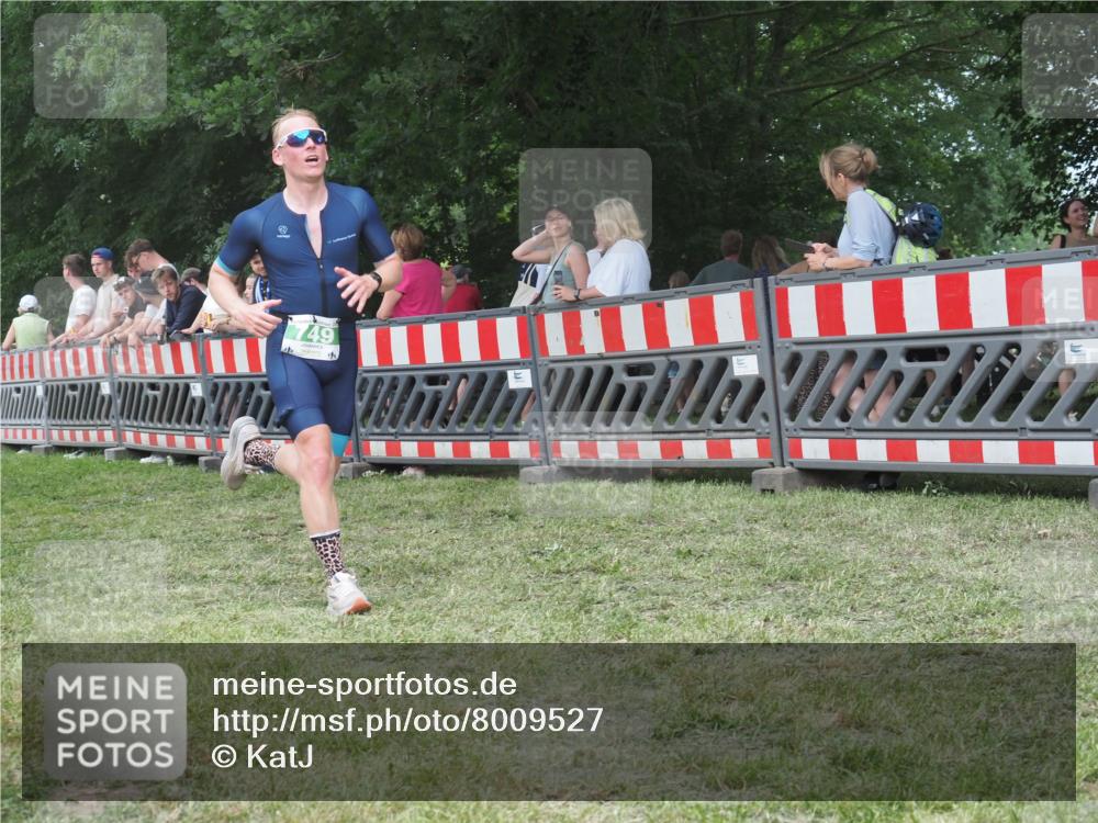 21.06.2025 - 27. Vierlanden-Triathlon KatJ http://msf.ph/oto/8009527 15.06.2025 13:03:04 Ziel 749 meine-sportfotos.de