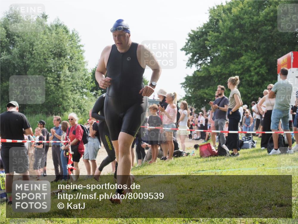 15.06.2025 - 27. Vierlanden-Triathlon KatJ http://msf.ph/oto/8009539 15.06.2025 10:07:39 Schwimmen 379, 391, 468 meine-sportfotos.de