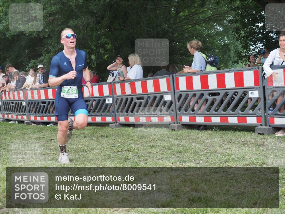 21.06.2025 - 27. Vierlanden-Triathlon KatJ http://msf.ph/oto/8009541 15.06.2025 13:03:04 Ziel 749 meine-sportfotos.de