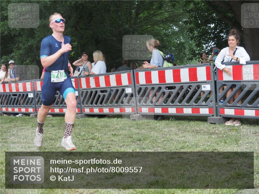 21.06.2025 - 27. Vierlanden-Triathlon KatJ http://msf.ph/oto/8009557 15.06.2025 13:03:04 Ziel 749 meine-sportfotos.de
