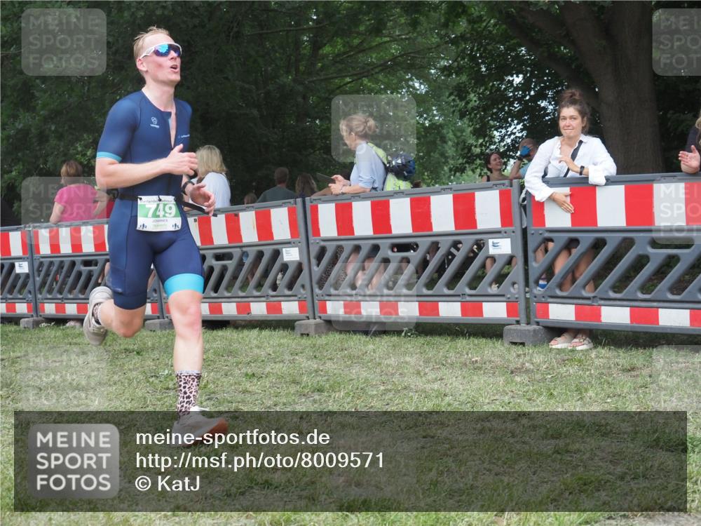 21.06.2025 - 27. Vierlanden-Triathlon KatJ http://msf.ph/oto/8009571 15.06.2025 13:03:04 Ziel 749 meine-sportfotos.de