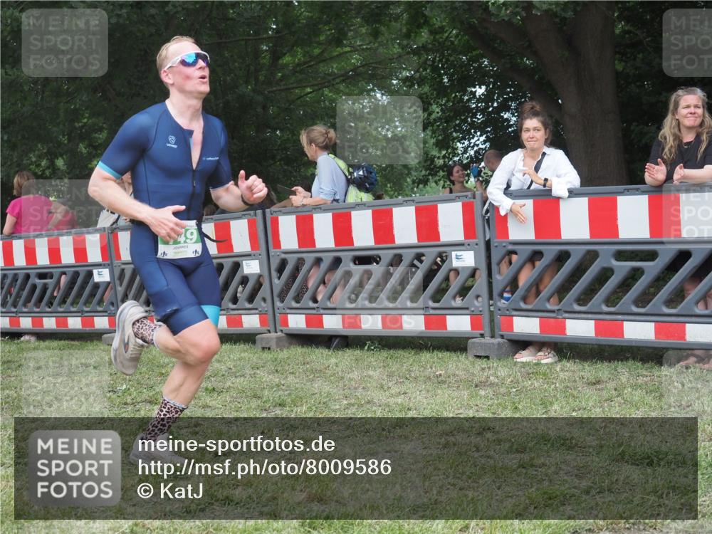 21.06.2025 - 27. Vierlanden-Triathlon KatJ http://msf.ph/oto/8009586 15.06.2025 13:03:04 Ziel 749 meine-sportfotos.de