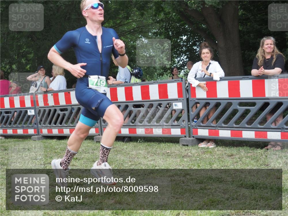 21.06.2025 - 27. Vierlanden-Triathlon KatJ http://msf.ph/oto/8009598 15.06.2025 13:03:04 Ziel 749 meine-sportfotos.de