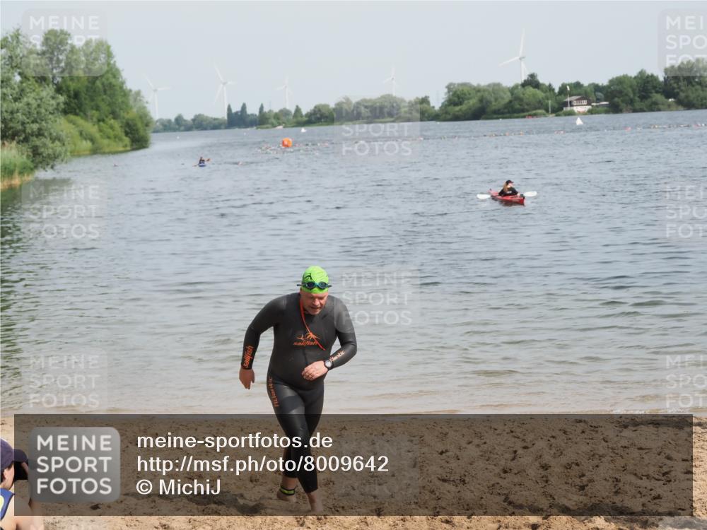 21.06.2025 - 27. Vierlanden-Triathlon MichiJ http://msf.ph/oto/8009642 15.06.2026 10:11:02 Schwimmen 451 meine-sportfotos.de