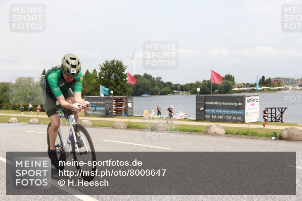 21.06.2025 - 27. Vierlanden-Triathlon H.Heesch http://msf.ph/oto/8009647 15.06.2025 12:29:11 Radfahren 963 meine-sportfotos.de