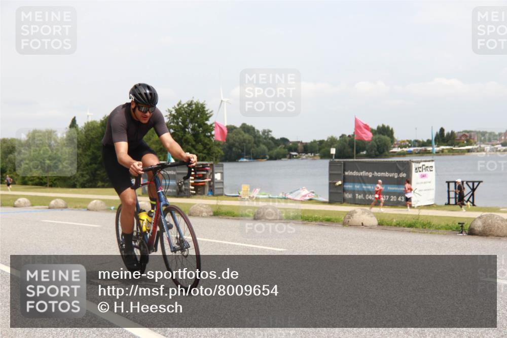 21.06.2025 - 27. Vierlanden-Triathlon H.Heesch http://msf.ph/oto/8009654 15.06.2025 12:29:21 Radfahren 958 meine-sportfotos.de