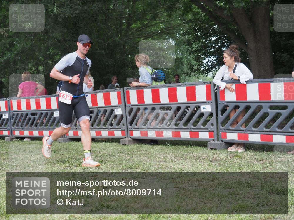 21.06.2025 - 27. Vierlanden-Triathlon KatJ http://msf.ph/oto/8009714 15.06.2025 13:03:20 Ziel 149, 233 meine-sportfotos.de