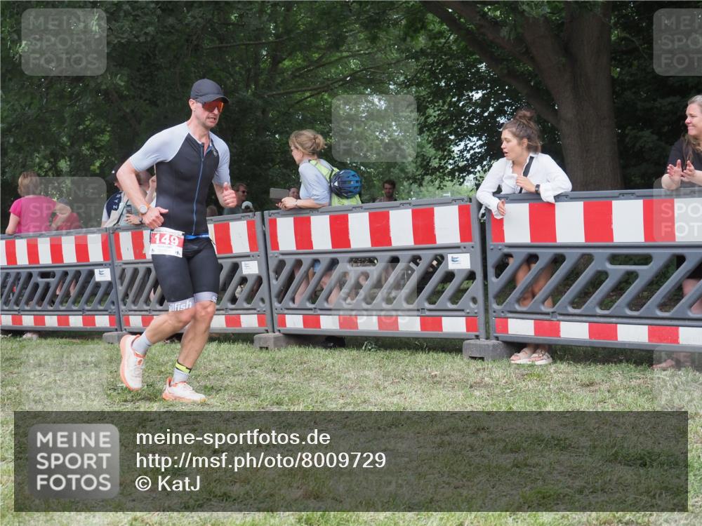 21.06.2025 - 27. Vierlanden-Triathlon KatJ http://msf.ph/oto/8009729 15.06.2025 13:03:21 Ziel 149, 233 meine-sportfotos.de