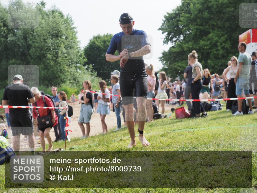 15.06.2025 - 27. Vierlanden-Triathlon KatJ http://msf.ph/oto/8009739 15.06.2025 10:07:46 Schwimmen 371, 379, 468 meine-sportfotos.de