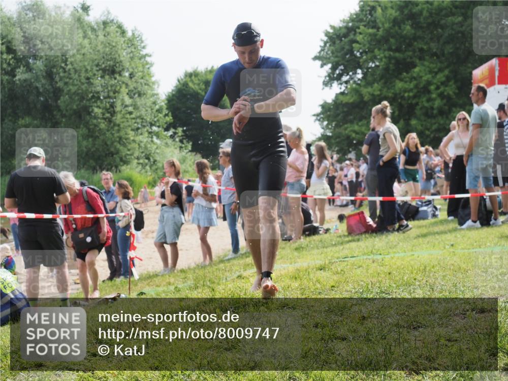 15.06.2025 - 27. Vierlanden-Triathlon KatJ http://msf.ph/oto/8009747 15.06.2025 10:07:46 Schwimmen 371, 379, 468 meine-sportfotos.de