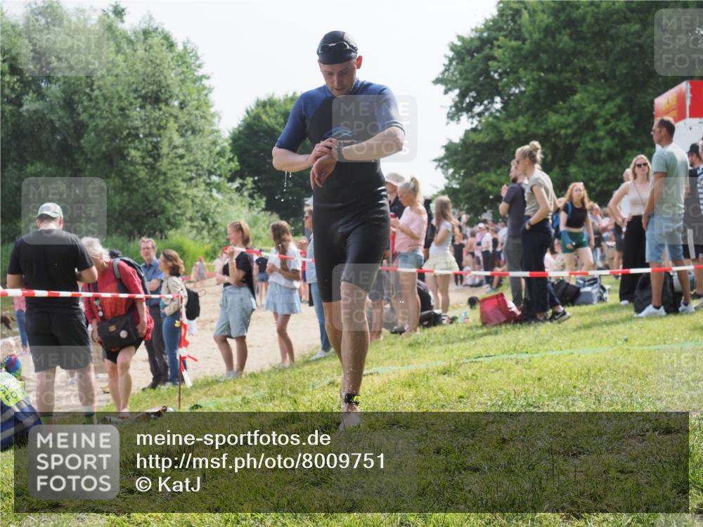 15.06.2025 - 27. Vierlanden-Triathlon KatJ http://msf.ph/oto/8009751 15.06.2025 10:07:46 Schwimmen 371, 379, 468 meine-sportfotos.de
