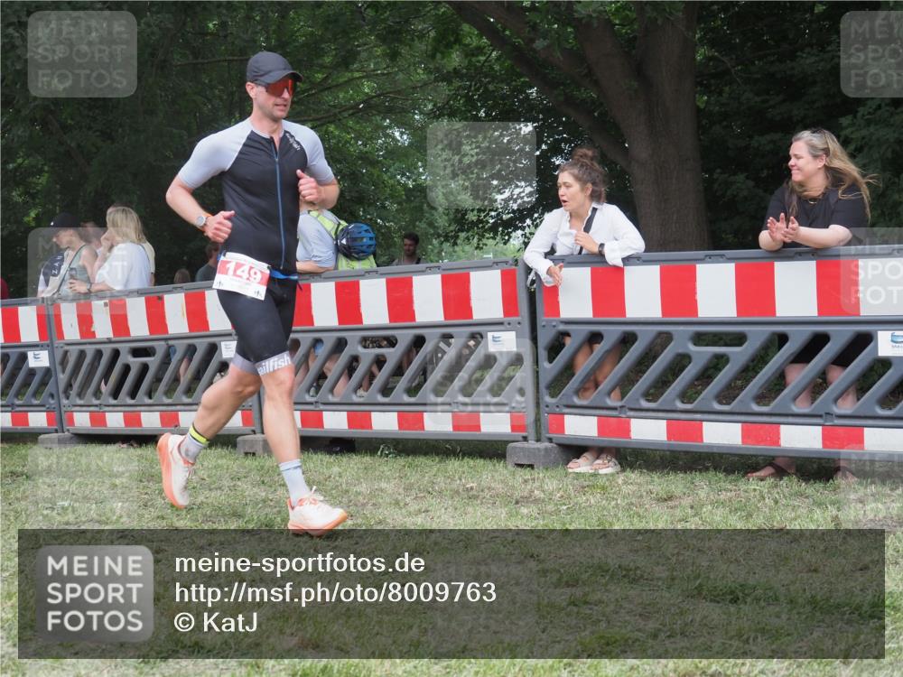 21.06.2025 - 27. Vierlanden-Triathlon KatJ http://msf.ph/oto/8009763 15.06.2025 13:03:21 Ziel 149, 233 meine-sportfotos.de
