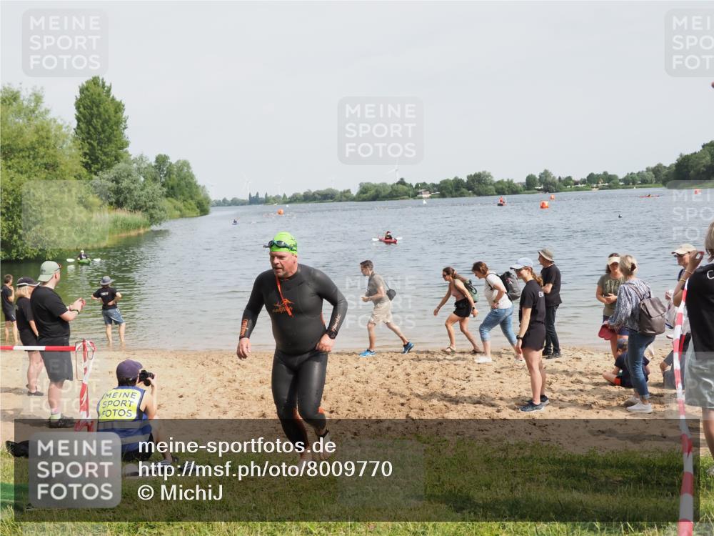 21.06.2025 - 27. Vierlanden-Triathlon MichiJ http://msf.ph/oto/8009770 15.06.2026 10:11:05 Schwimmen 451 meine-sportfotos.de