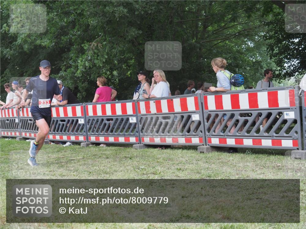 21.06.2025 - 27. Vierlanden-Triathlon KatJ http://msf.ph/oto/8009779 15.06.2025 13:03:25 Ziel 233 meine-sportfotos.de