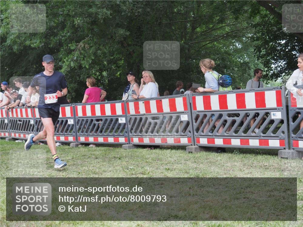 21.06.2025 - 27. Vierlanden-Triathlon KatJ http://msf.ph/oto/8009793 15.06.2025 13:03:25 Ziel 233 meine-sportfotos.de