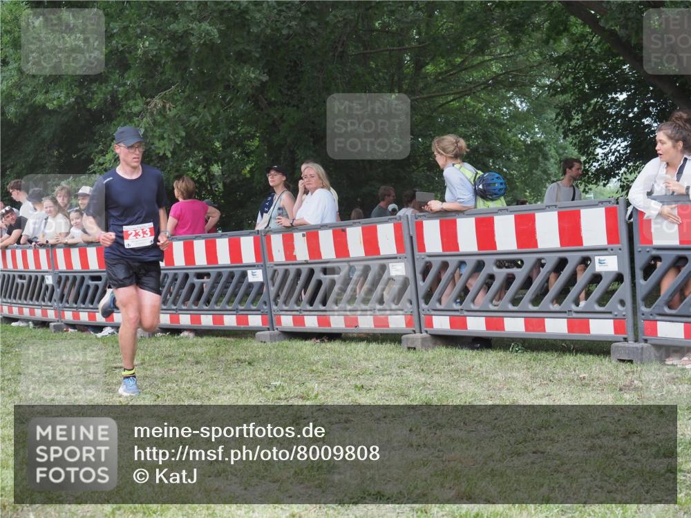 21.06.2025 - 27. Vierlanden-Triathlon KatJ http://msf.ph/oto/8009808 15.06.2025 13:03:25 Ziel 233 meine-sportfotos.de
