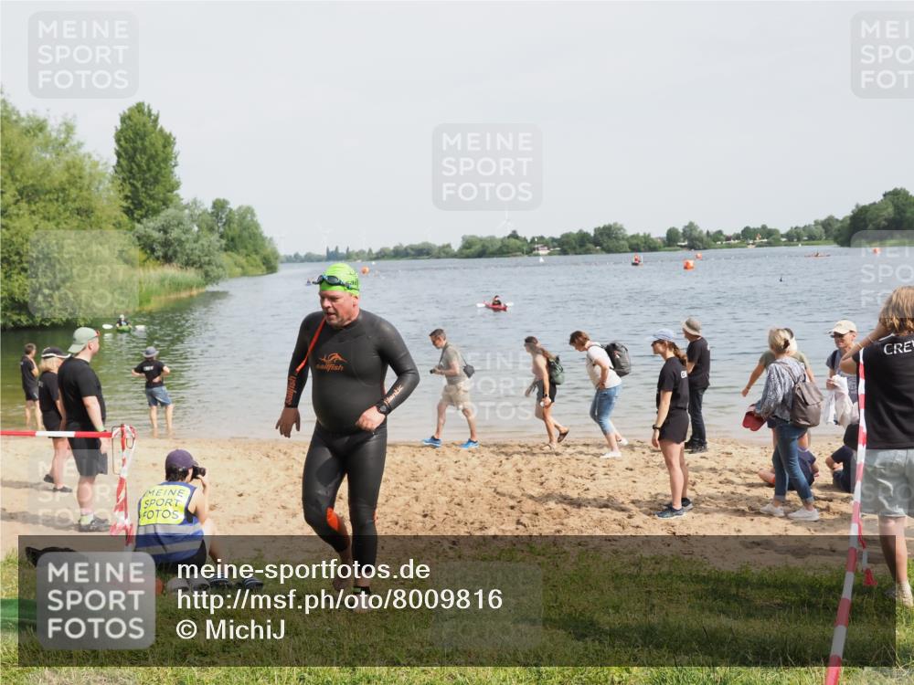 21.06.2025 - 27. Vierlanden-Triathlon MichiJ http://msf.ph/oto/8009816 15.06.2026 10:11:05 Schwimmen 451 meine-sportfotos.de