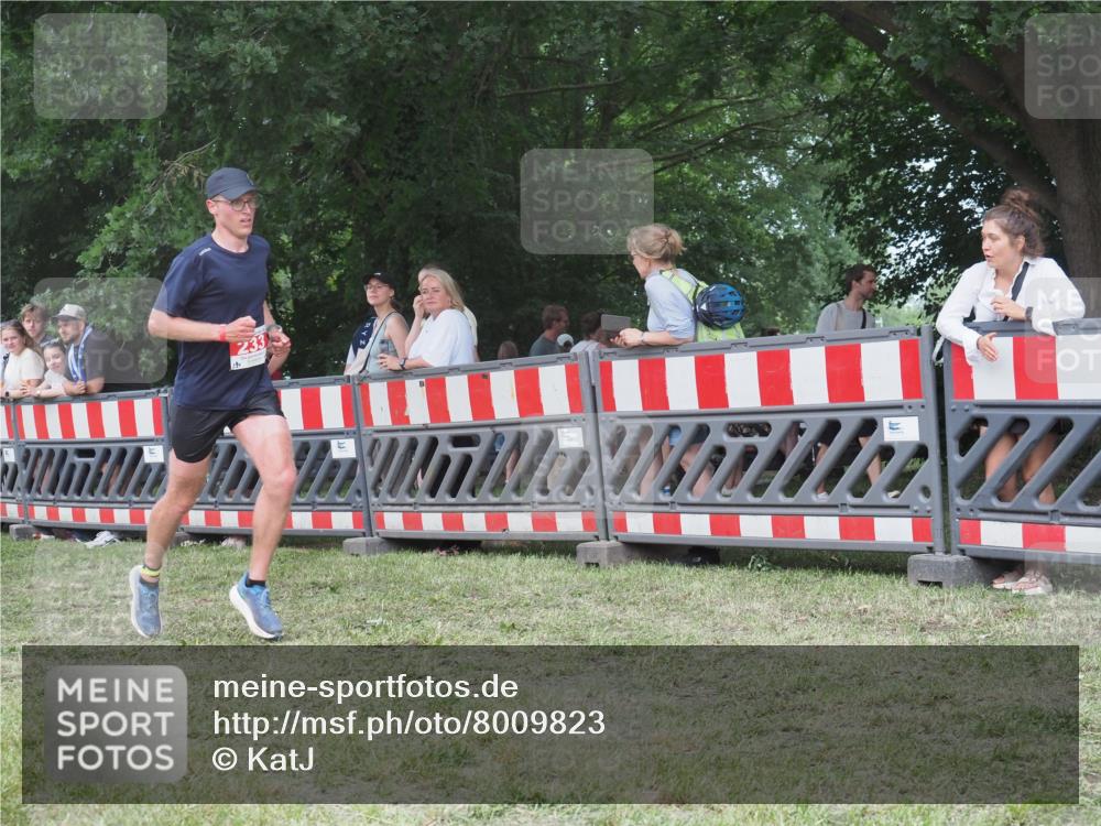 21.06.2025 - 27. Vierlanden-Triathlon KatJ http://msf.ph/oto/8009823 15.06.2025 13:03:25 Ziel 233 meine-sportfotos.de