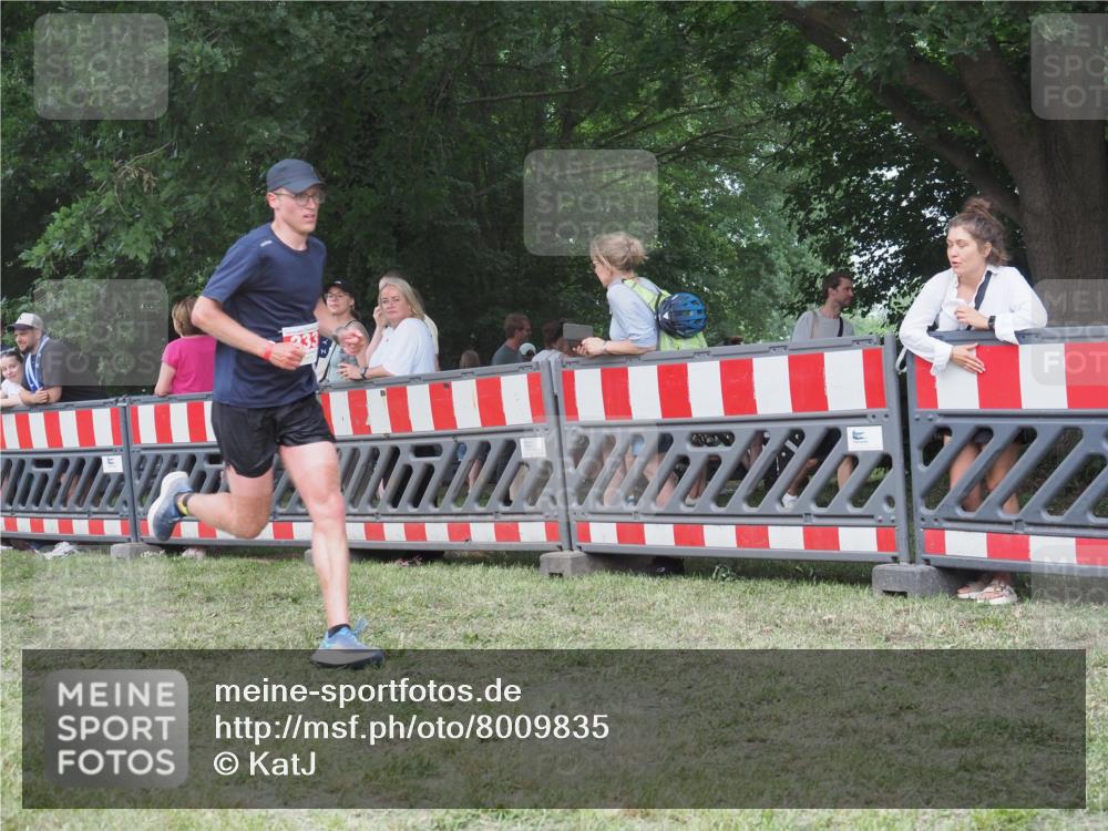 21.06.2025 - 27. Vierlanden-Triathlon KatJ http://msf.ph/oto/8009835 15.06.2025 13:03:25 Ziel 233 meine-sportfotos.de