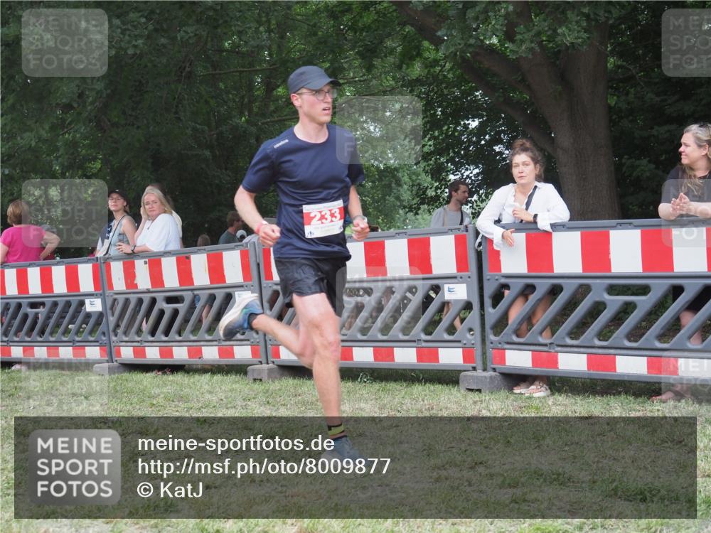 21.06.2025 - 27. Vierlanden-Triathlon KatJ http://msf.ph/oto/8009877 15.06.2025 13:03:26 Ziel 233, 854 meine-sportfotos.de