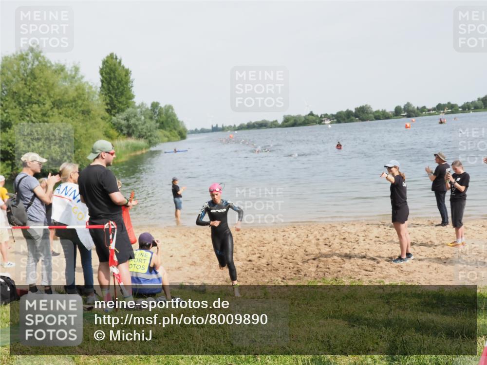 21.06.2025 - 27. Vierlanden-Triathlon MichiJ http://msf.ph/oto/8009890 15.06.2026 10:12:50 Schwimmen 512, 625 meine-sportfotos.de