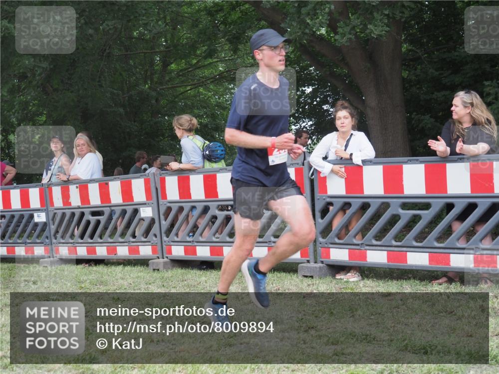 21.06.2025 - 27. Vierlanden-Triathlon KatJ http://msf.ph/oto/8009894 15.06.2025 13:03:26 Ziel 233, 854 meine-sportfotos.de