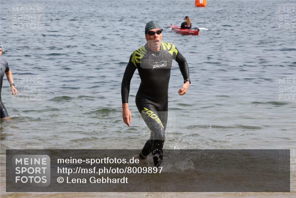 15.06.2025 - 27. Vierlanden-Triathlon Lena Gebhardt http://msf.ph/oto/8009897 15.06.2025 10:07:00 Schwimmen 131, 376, 396, 429, 462, 467 meine-sportfotos.de