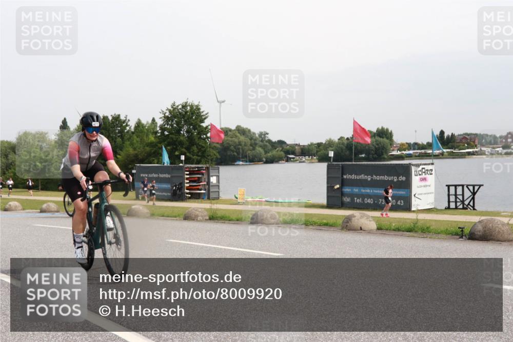 15.06.2025 - 27. Vierlanden-Triathlon H.Heesch http://msf.ph/oto/8009920 15.06.2025 10:58:56 Radfahren 23, 471, 477, 595 meine-sportfotos.de
