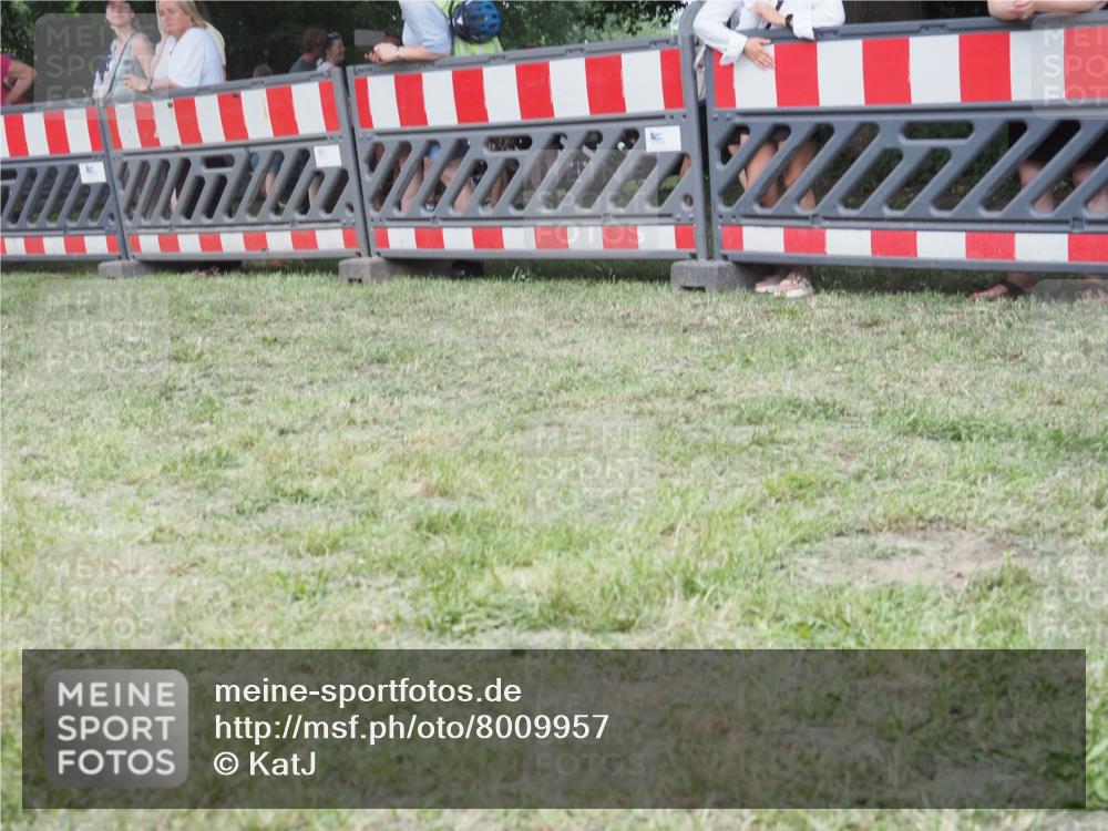 21.06.2025 - 27. Vierlanden-Triathlon KatJ http://msf.ph/oto/8009957 15.06.2025 13:03:26 Ziel 233, 854 meine-sportfotos.de