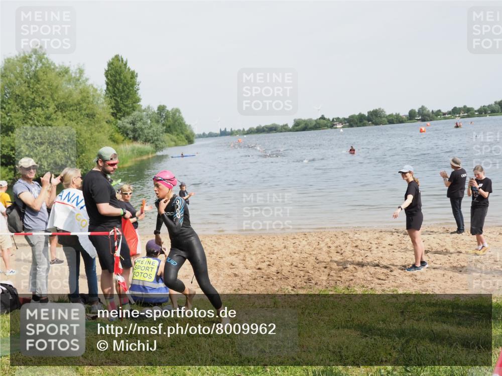 21.06.2025 - 27. Vierlanden-Triathlon MichiJ http://msf.ph/oto/8009962 15.06.2026 10:12:50 Schwimmen 512, 625 meine-sportfotos.de