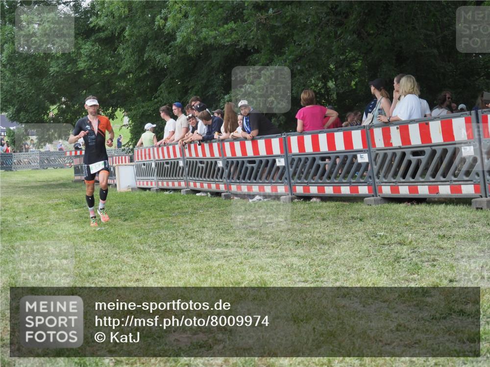 21.06.2025 - 27. Vierlanden-Triathlon KatJ http://msf.ph/oto/8009974 15.06.2025 13:03:35 Ziel 854 meine-sportfotos.de
