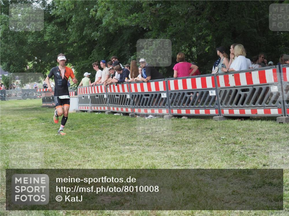 21.06.2025 - 27. Vierlanden-Triathlon KatJ http://msf.ph/oto/8010008 15.06.2025 13:03:35 Ziel 854 meine-sportfotos.de